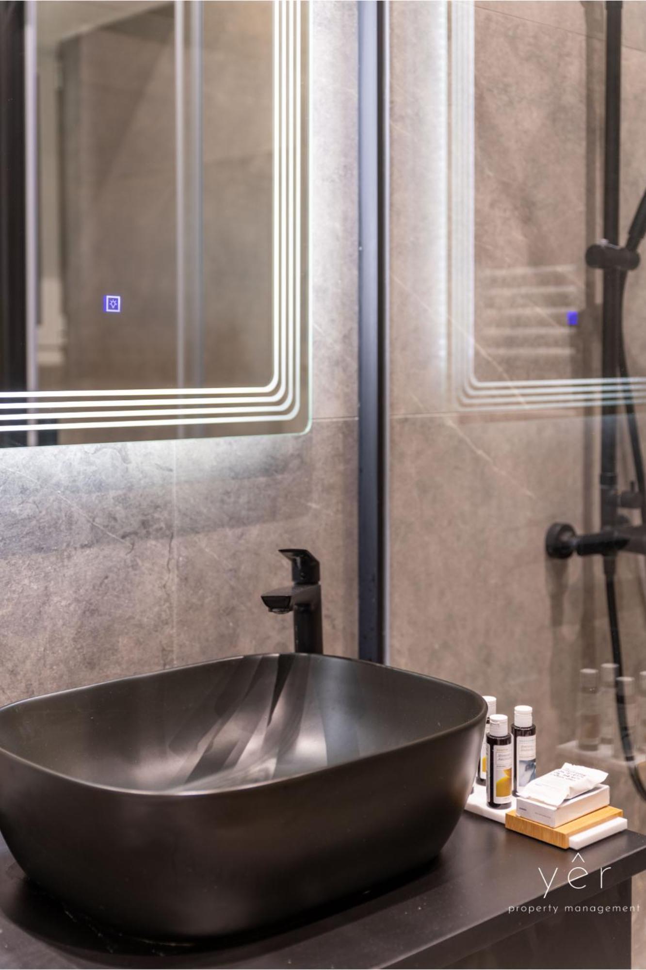 Nature-infused Vibes & Nightlife Apartment Athen